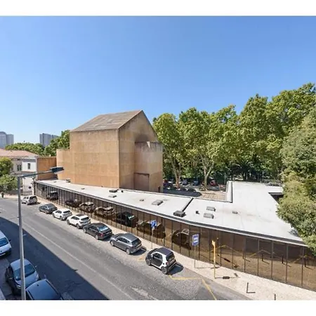 Houze Spacious 4 Bedroom Flat Near Zoo Lisbona